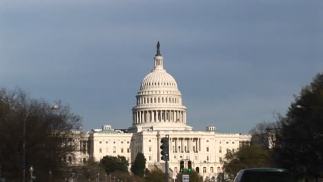 la cámara se acerca a un plano medio de la cúpula del pastel de bodas del edificio del capitolio de los estados unidos coronada por la enorme estatua de la libertad armada