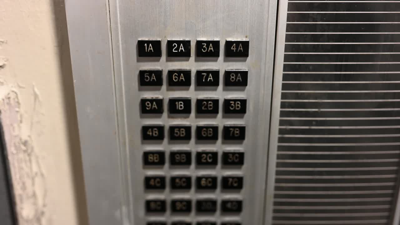 더러운 대도시 아파트 초인종 키패드 및 인터폰