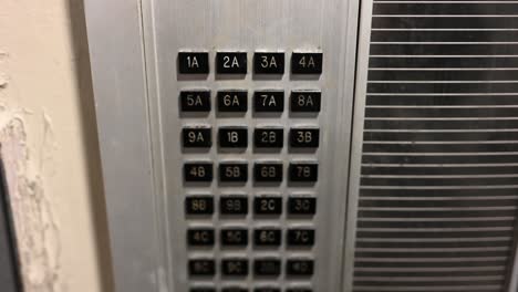 teclado e intercomunicador sucio del timbre del apartamento de la gran ciudad