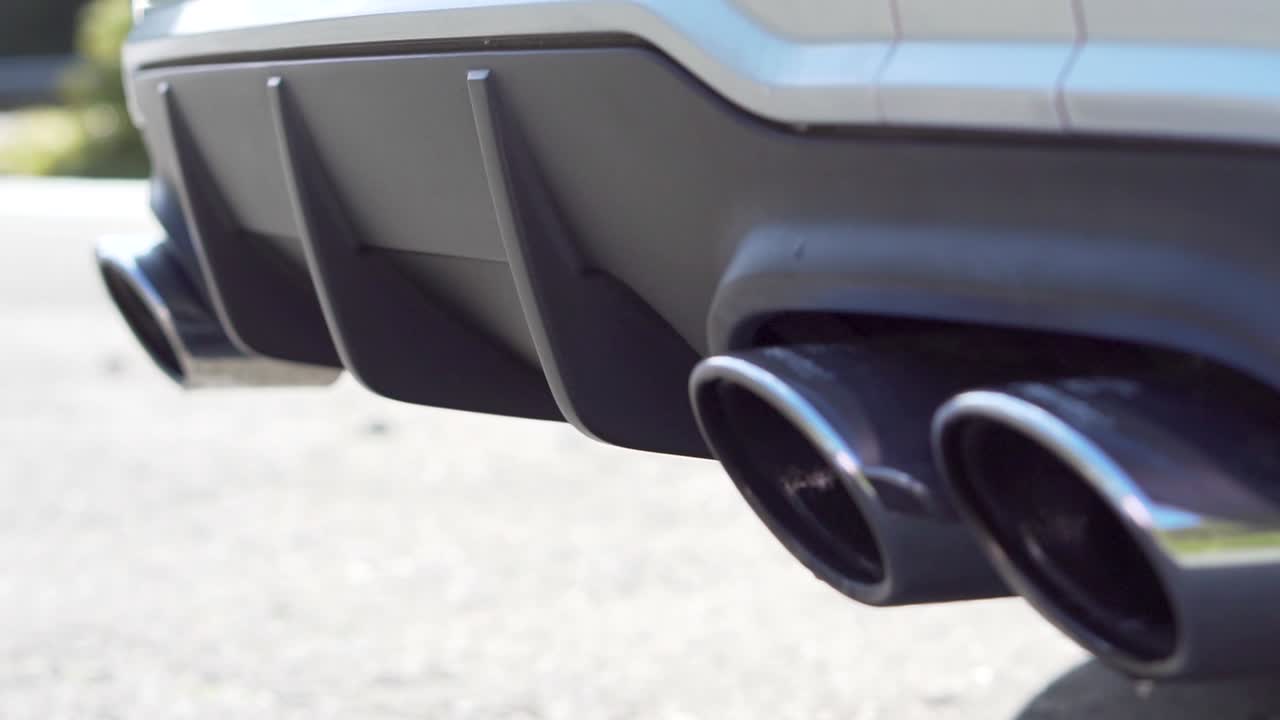 스포츠카 이중 출구 배기 진동 및 회전의 낮은 느린 팬