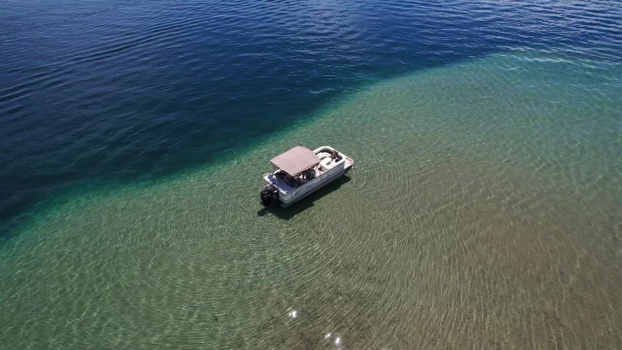 un pontón está anclado en el borde de la bajada en el punto detroit en el lago higgins, roscommon, mi-3