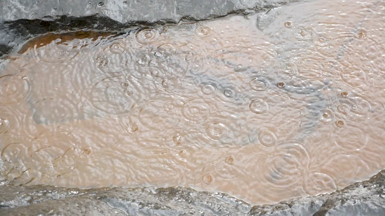 인도 서부 가츠의 몬순 시즌 동안 슬로우 모션으로 천연 수영장에 떨어지는 빗방울