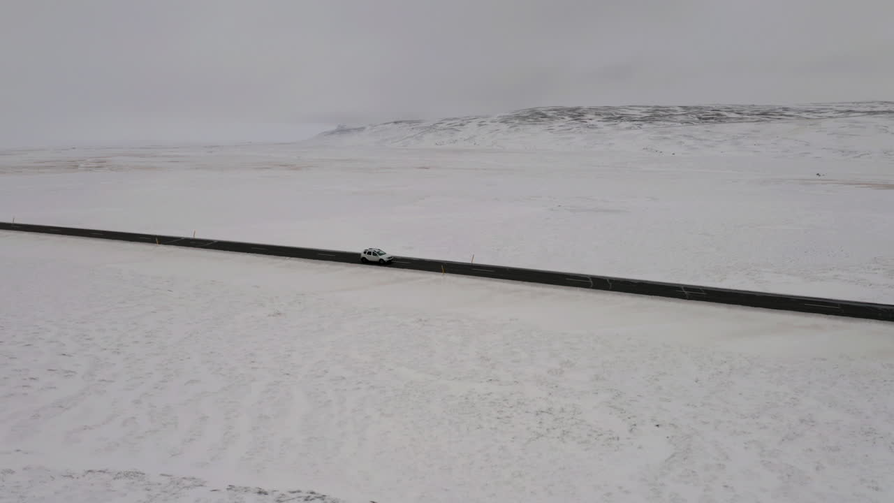 공기: 눈  ⁇ 인 도로 에서 운전 하는 한 자동차 의 느린  ⁇ 도 사진