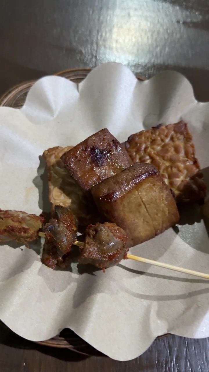 Tahu dan Tempe Goreng Indonesia dengan Sate Ati Ampela Ayam