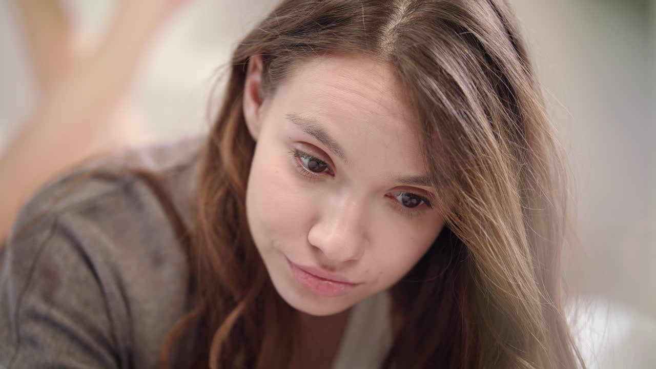 충격을 받은 여성의 얼굴. 젊은 여성의 근접 촬영. 놀라운 얼굴. 아름다움의 소녀 충격을