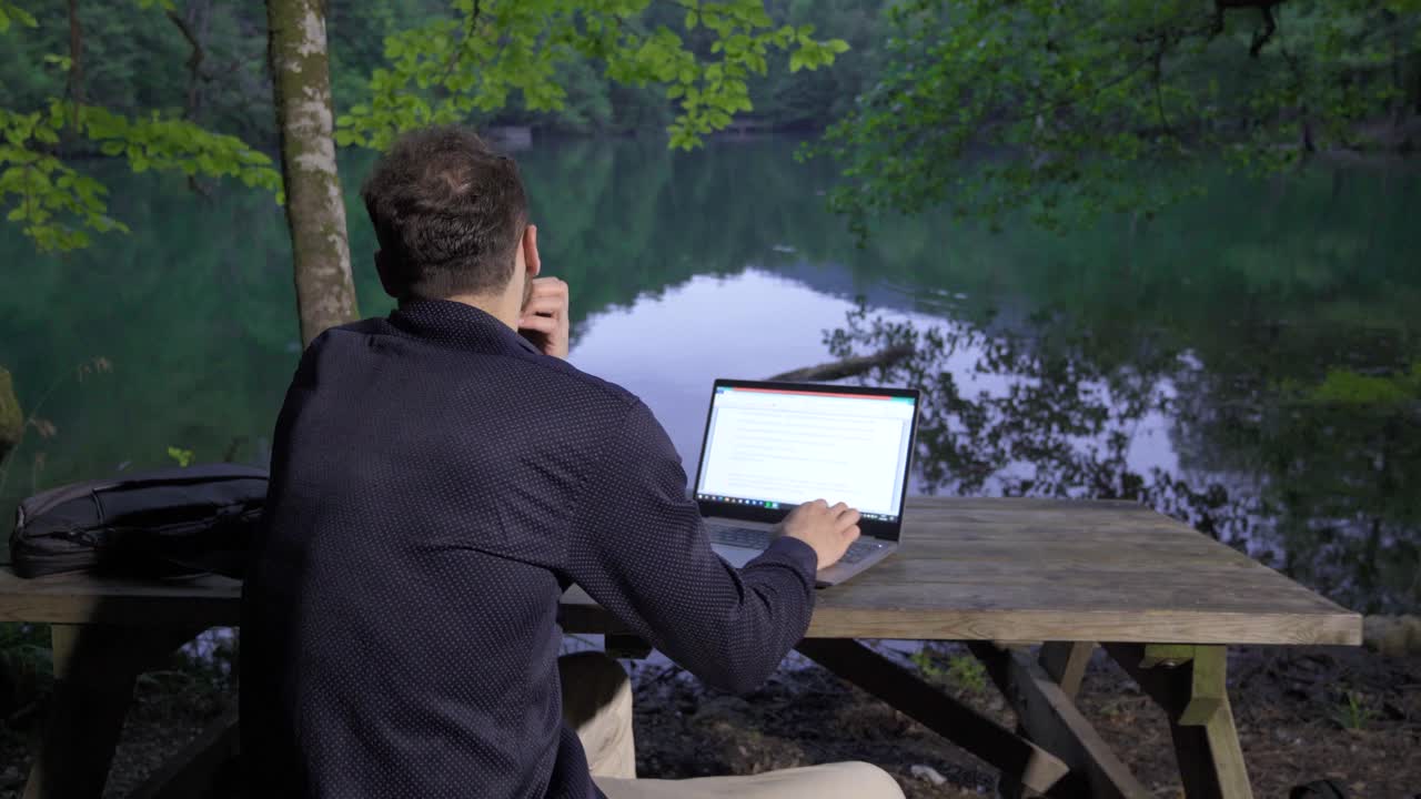 사업가는 숲에 앉아 있습니다.