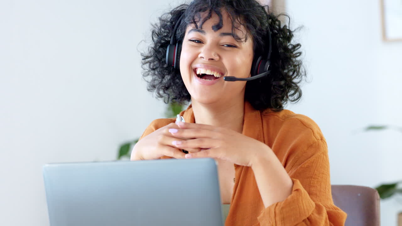 Ritratto di un operatore di call center amichevole che utilizza