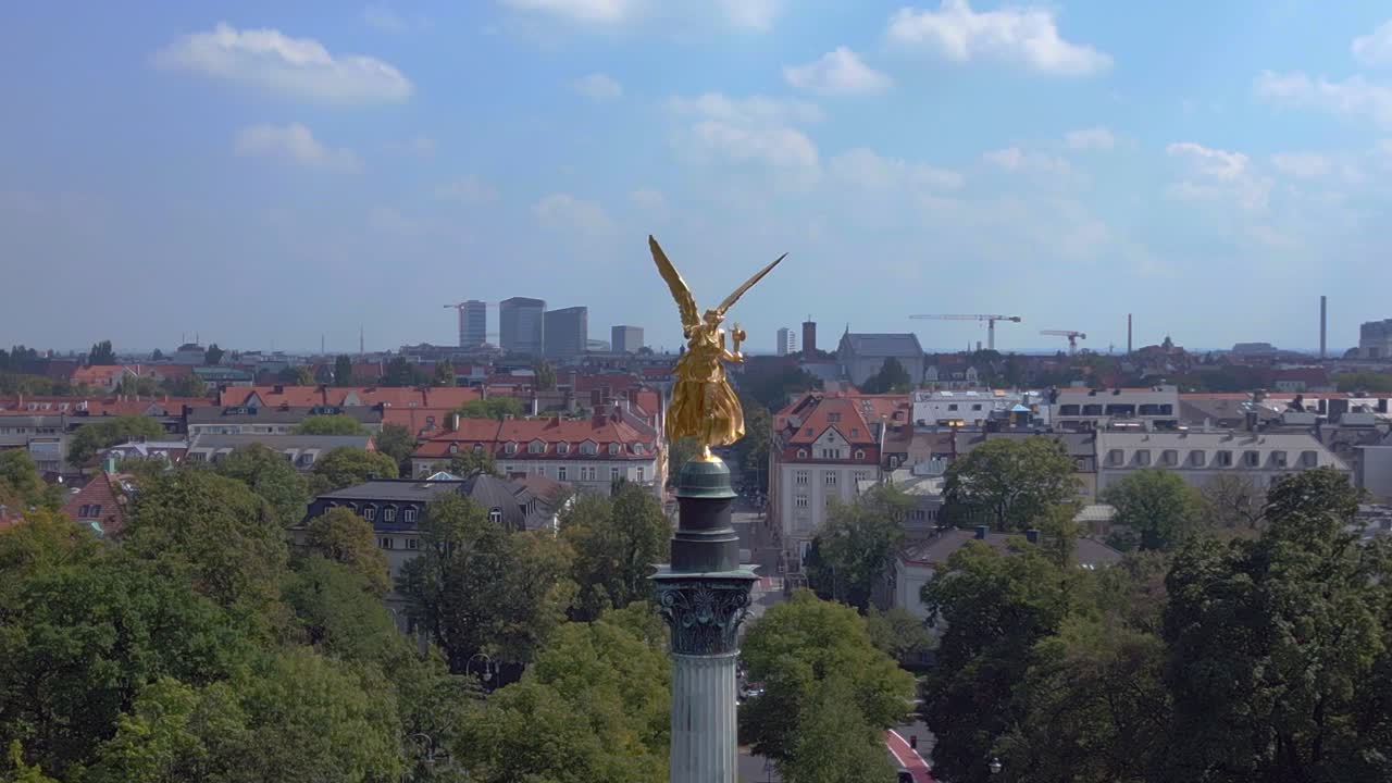 vista aérea mágica vuelo de oro ángel de la paz columna ciudad ciudad de múnich alemania bávara, verano cielo nublado soleado día 23
