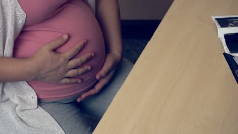 Pregnant-Woman-and-Gynecologist-Doctor-at-Hospital