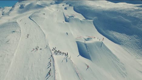 Una-Toma-Aérea-De-Los-Grandes-Saltos-En-El-Parque-De-Nieve-De-Avoriaz-En-Los-Alpes-De-Francia