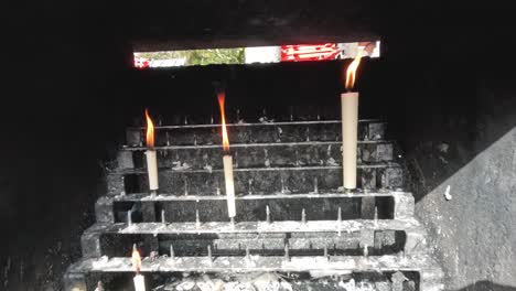 encendido secuencial de velas en una escalera