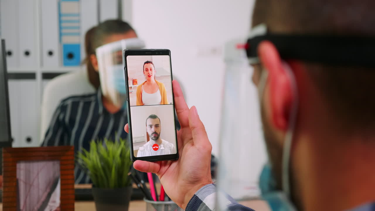 empresario jefe líder conduce la comunicación a distancia