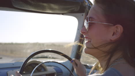 Hermosa-Chica-Conduciendo-Un-Coche-Antiguo-En-Un-Viaje-Por-Carretera