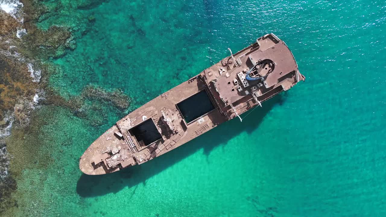 2023년 화창한 날 스페인 해변 모래톱 란자로테 카나리아 제도의 극적인 공중 전망 비행 난파선 청록색 푸른 바다