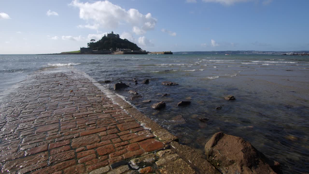 Ekstra vidvinkelbilde av tidevannet som avslører Causeway med St. Michaels Mount i bakgrunnen