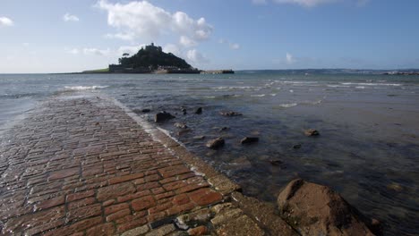 Extraweite-Aufnahme-Der-Flut,-Die-Den-Damm-Mit-Dem-St.-Michaels-Mount-Im-Hintergrund-Freigibt