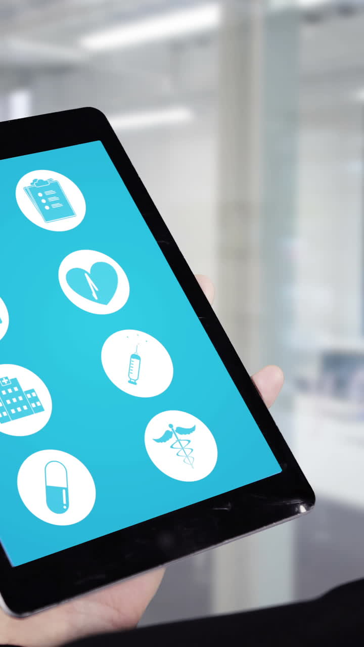 hombre usando una tableta digital