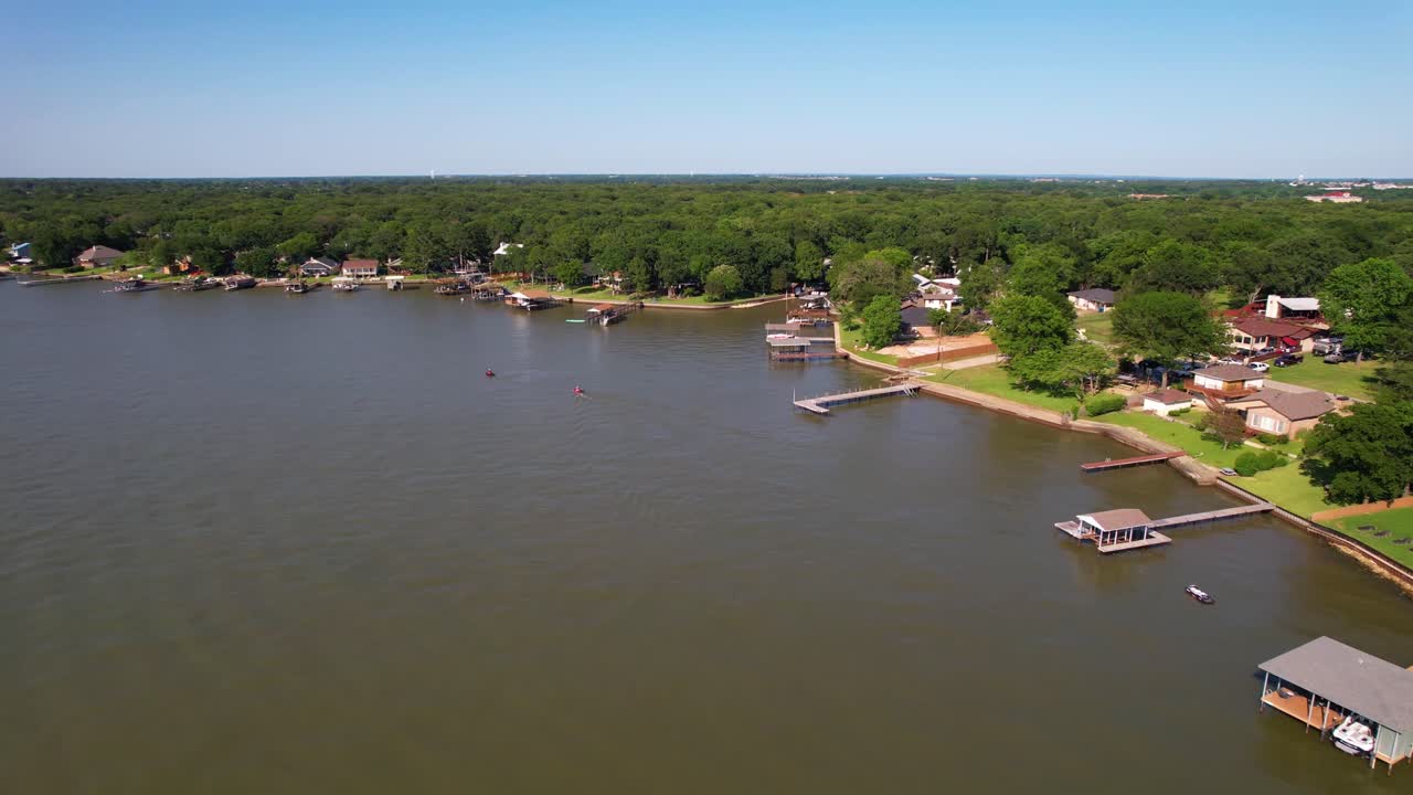 Riprese aeree del lago Cedar Creek in Texas.