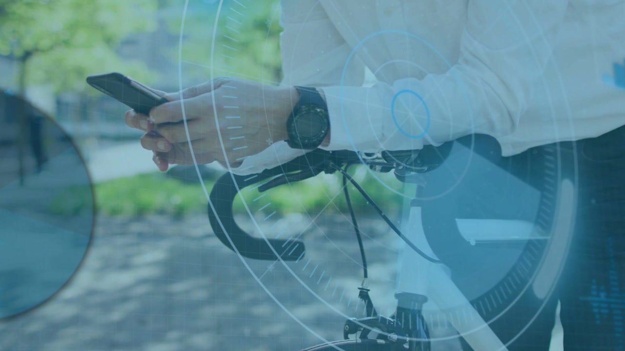Uomo in piedi accanto alla bici che tocca il telefono e controlla il percorso per il tragitto casa-lavoro, con un overlay HUD che ruota sopra le mani.