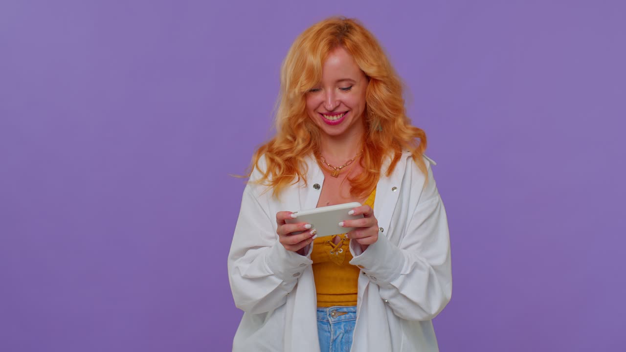 mujer adicta divertida y preocupada jugando con entusiasmo a videojuegos de carreras en su teléfono móvil