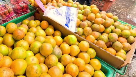 diversos cítricos expuestos para la venta