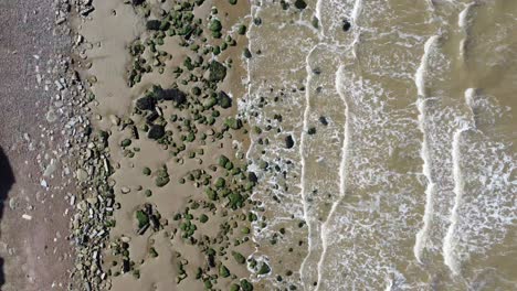 Ein-Sonniger-Topdown-blick-über-Die-Reculver-küste-In-Kent