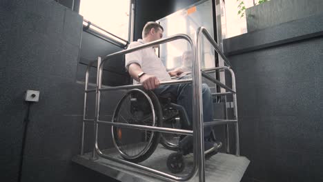 ascensor especial para la persona con una discapacidad física. un hombre en silla de ruedas utiliza un ascensor especial