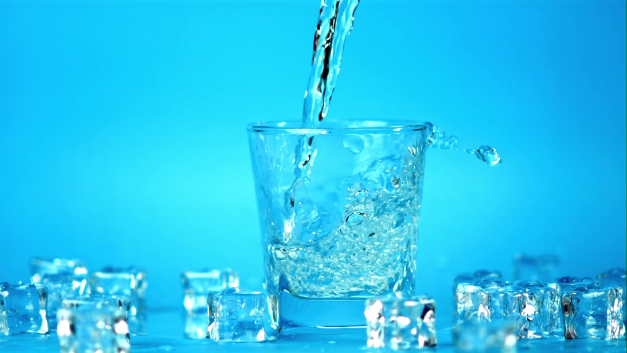 Nước mát đổ vào ly có đá viên.