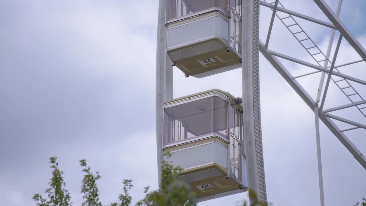 Noria giratoria en un parque.