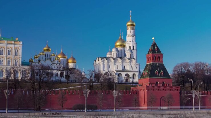 Timelapse hyperlapse du paysage hivernal de l'embarcadère de la Cathédrale du Kremlin de Moscou, Russie.