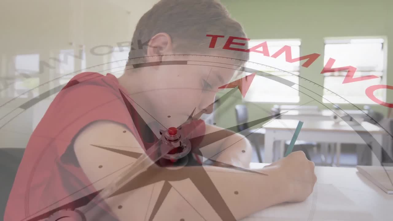 el niño caucásico está sentado en un escritorio en un aula, escribiendo en su cuaderno.