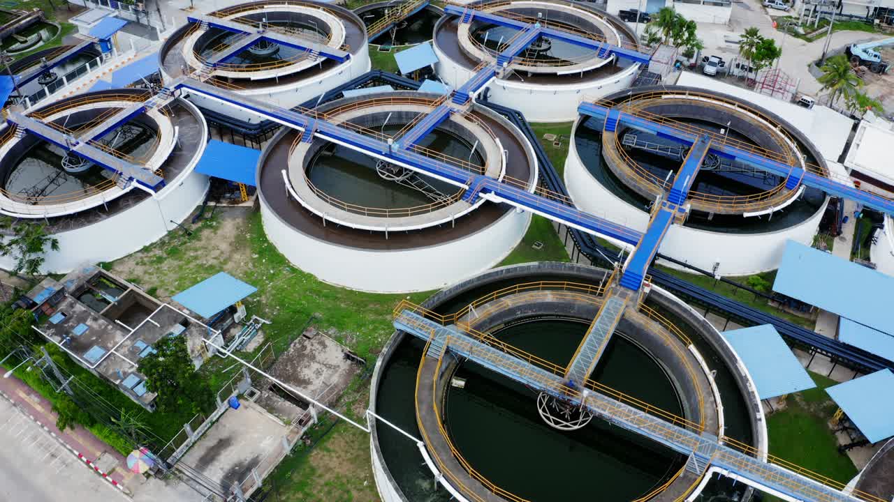 4k 공중 드론  다운 뷰 클리리리퍼 세디멘테이션 크, 공중 뷰 수처리 시설, 재순환 고체 접촉 클리리니퍼 세디먼트 크의  뷰