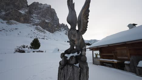 Wooden-Sculpture-Of-An-Eagle-At-Sass-de-Putia-Near-Alps-Dolomites-In-South-Tyrol,-Italy