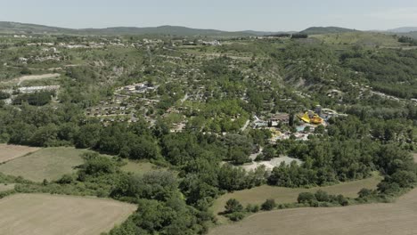 francia parque de vacaciones en la ladera de la colina ardeche paisaje aéreo de verano