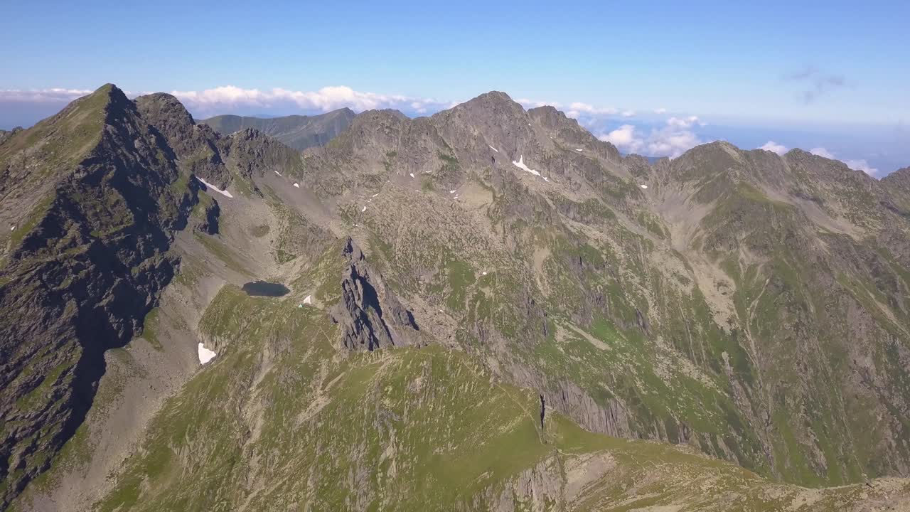 impresionante paisaje montañoso escarpado desde un dron en lo alto de picos remotos
