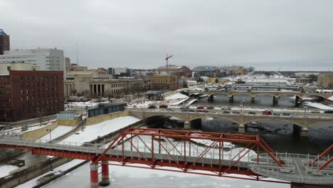 Cars-Driving-over-Bridges-in-Des-Moines,-Iowa