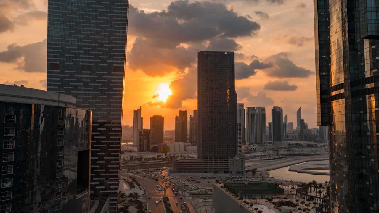 colorido y dorado atardecer sobre abu dhabi, emiratos árabes unidos - horizonte de la ciudad
