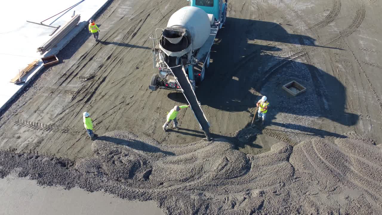 작업자가 콘크리트를 원활하게 붓기 위해 스파우트를 앞뒤로 움직입니다.