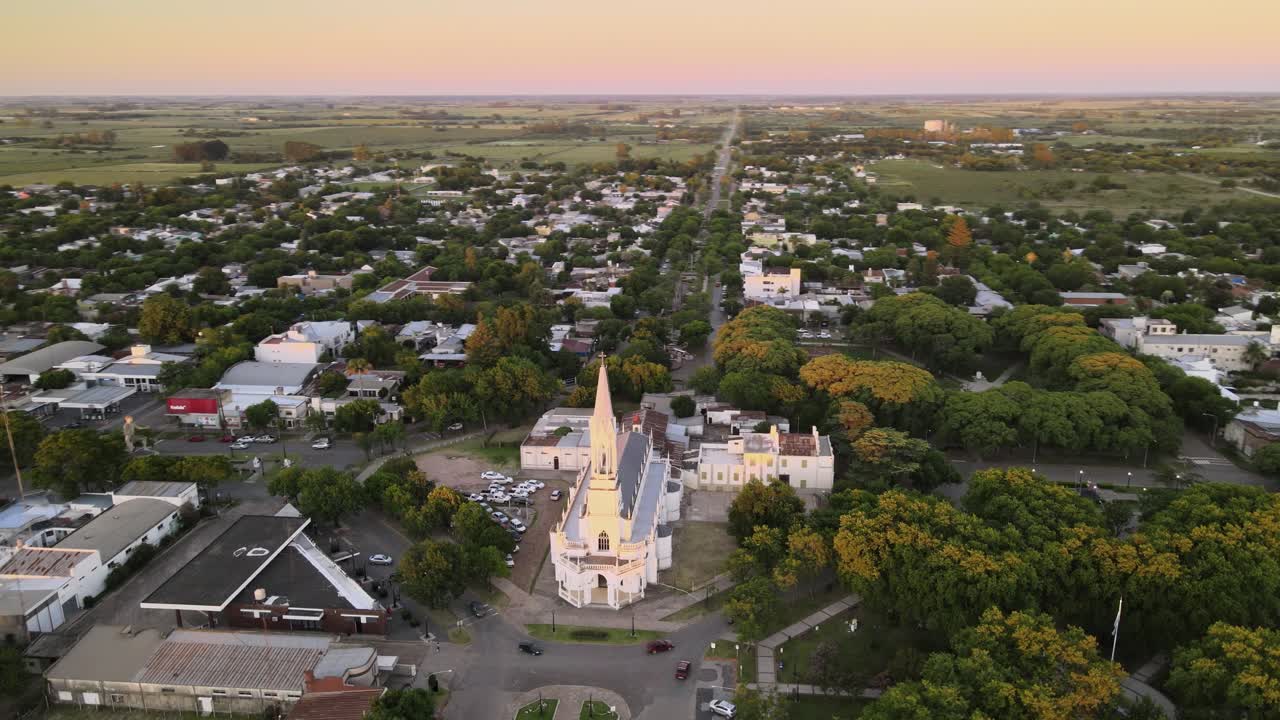 아르헨티나 빌라 엘리사 타운에 있는 비르겐 니냐 교회의 공중 설치 샷