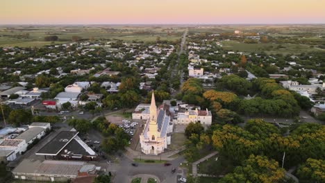 Aerial-establishing-shot-of-Virgen-Niña-church-in-Villa-Elisa-town,-Argentina