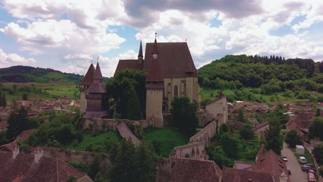 Rückwärts-Fliegende-Drohnenaufnahme-Zeigt-Befestigte-Kirche-Von-Birthälm