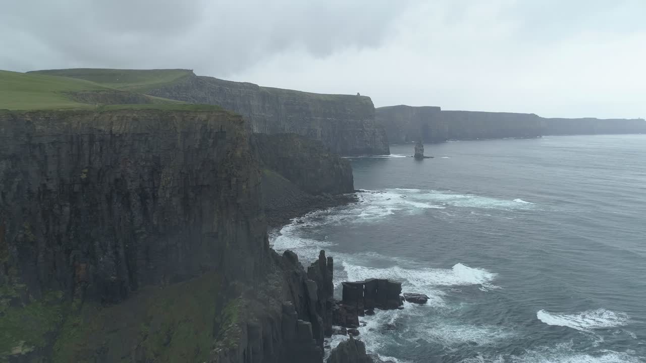vuelo aéreo por los acantilados rocosos verdes negros de la costa de moher irlanda atlántica
