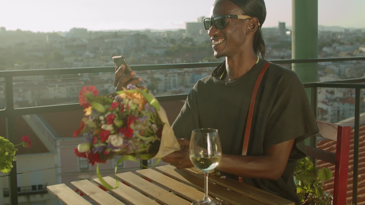 vista lateral del hombre feliz esperando amante en el café de la azotea