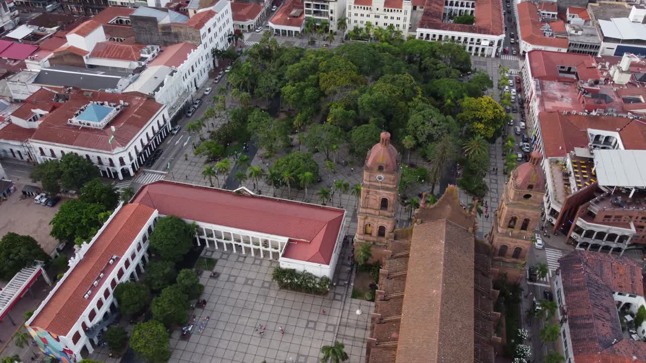 la basílica católica de santa cruz se enfrenta a la plaza del 24 de septiembre en bolivia