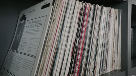 cerca de viejos discos de vinilo en un estante.