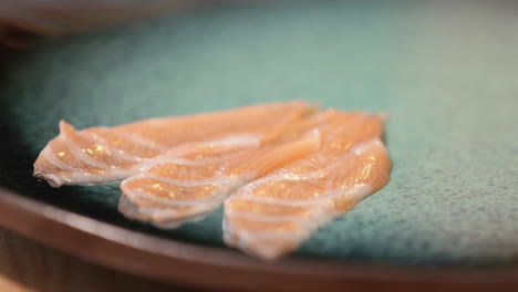 tres pedazos de sashimi de salmón en un plato