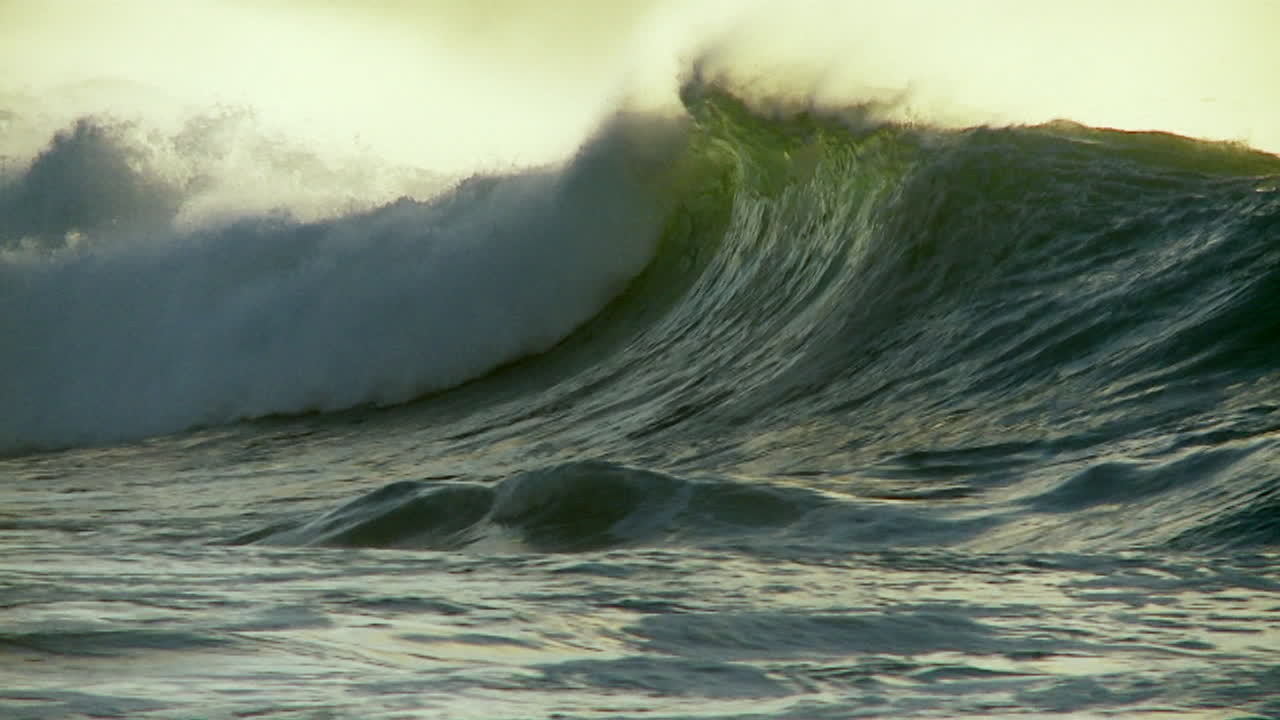 슬로우 모션 2에서 볏과 부서지는 큰 파도