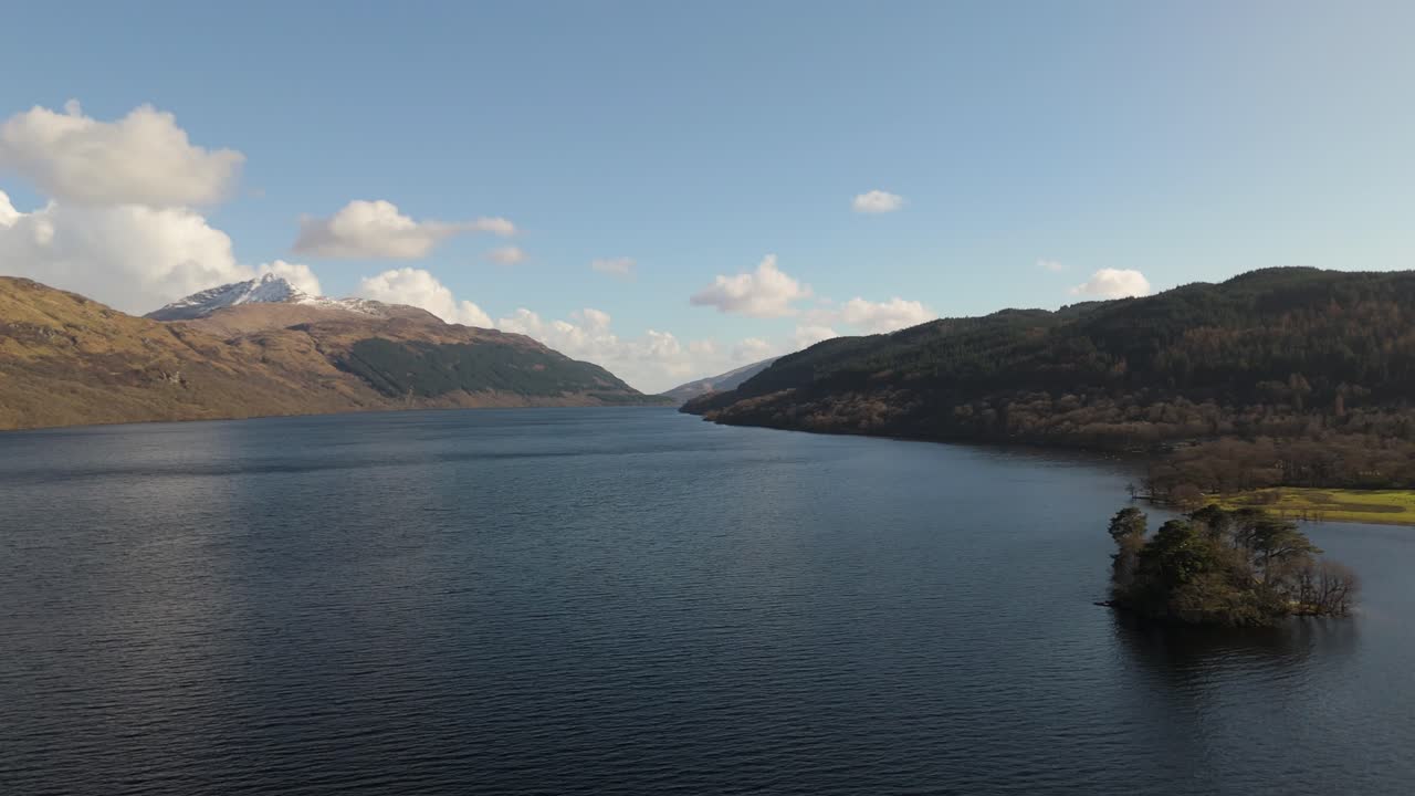 스코틀랜드의 로몬드 호수 (loch lomond in scotland view during the day)
