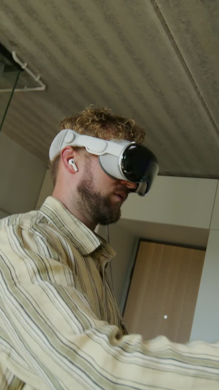 persona que utiliza auriculares vr