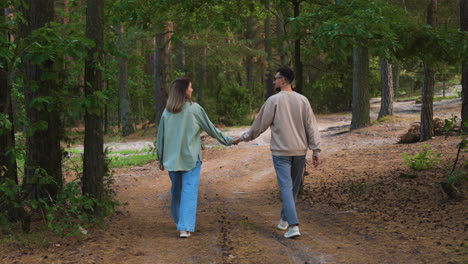 pareja caminando por el bosque